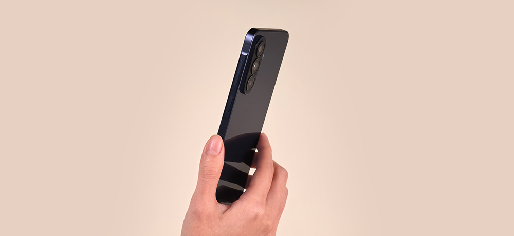 Eine Hand hält das Samsung Galaxy A57 5G schräg von hinten