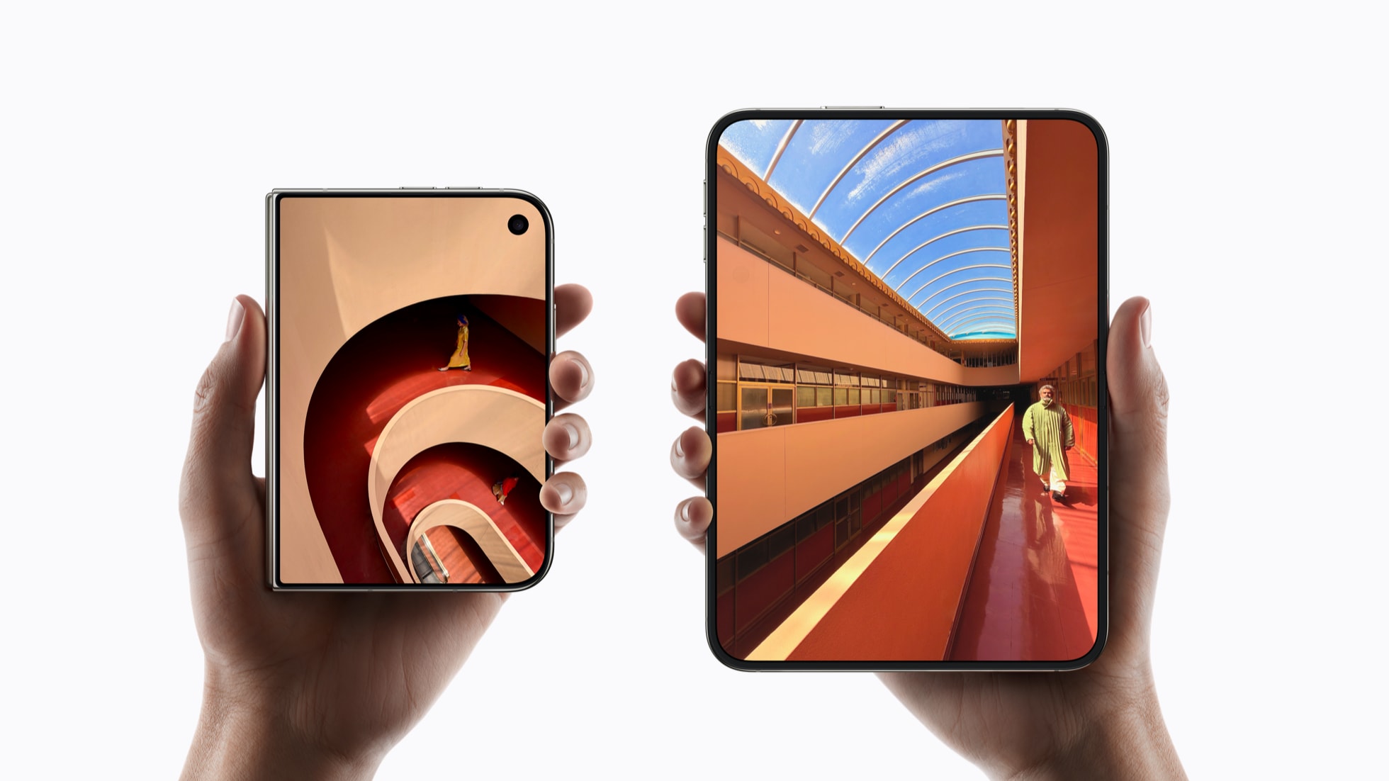iPhone Duo geschlossen und geöffnet in zwei Händen