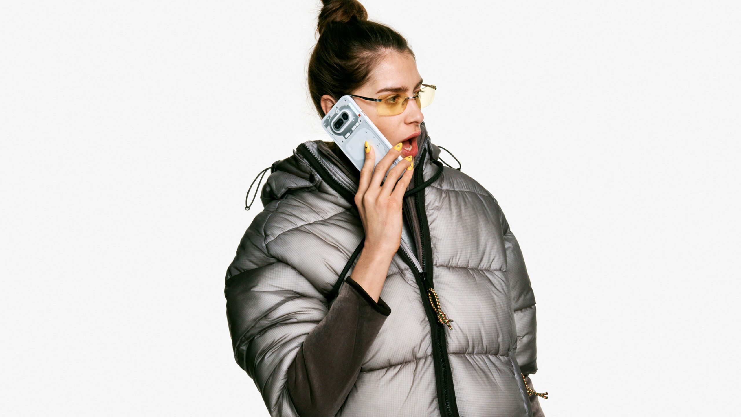 Eine Person telefoniert mit dem weißen Nothing Phone (4a)